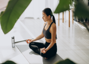 Hít thở sâu, tập yoga giảm stress hiệu quả