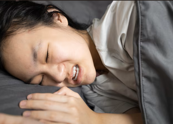 Nghiến răng khi ngủ do đâu? Dấu hiệu và cách hạn chế